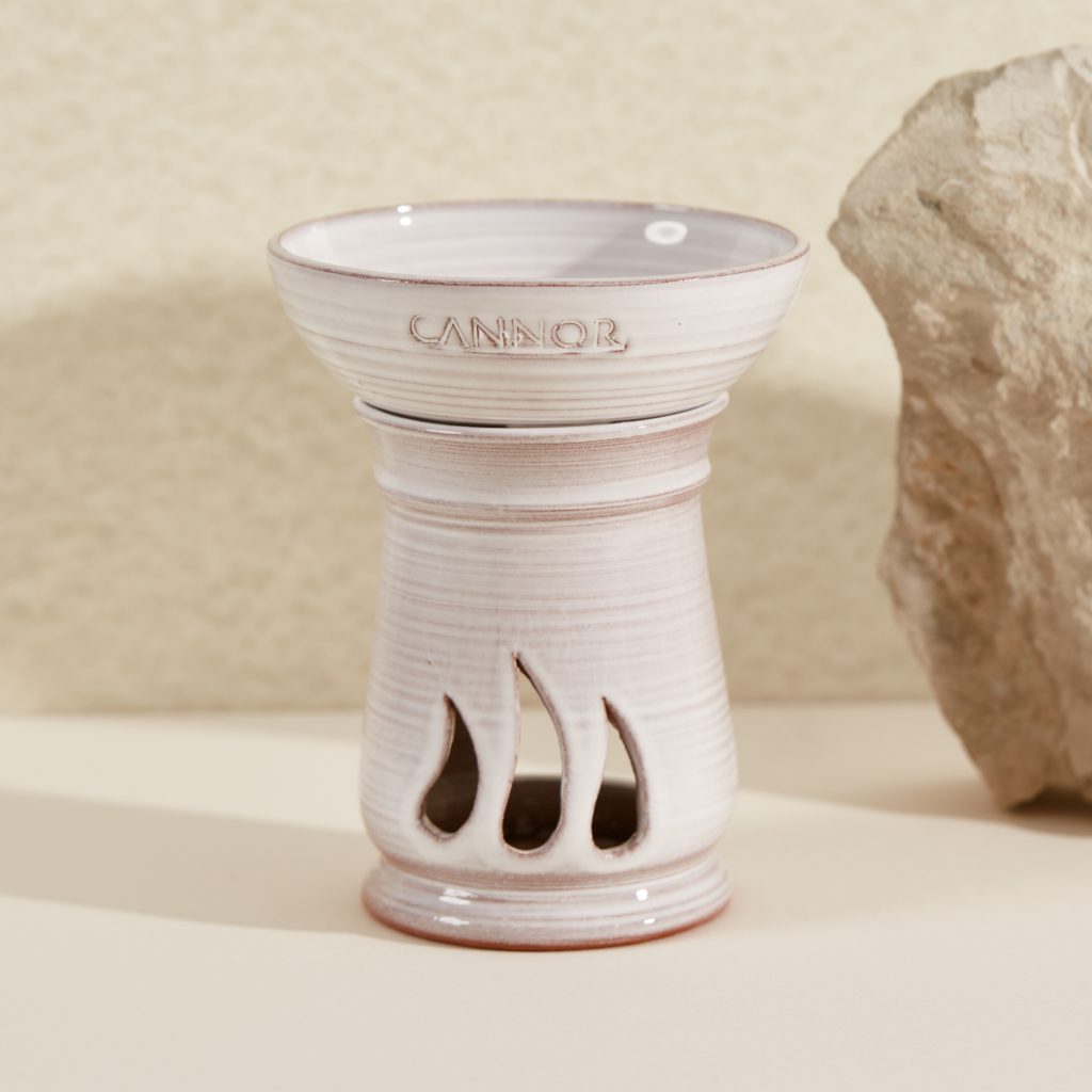 Keramická aromalampa Cannor byla vyrobena v malé keramické dílně v Plzni.